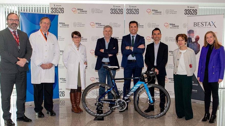 Entrega de la bicicleta de Movistar Team-Abarca Sports en favor de Niños Contra el Cáncer.