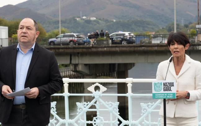 Pernando Barrena y Maddalen Iriarte, de EH Bildu, en un acto en Irun.