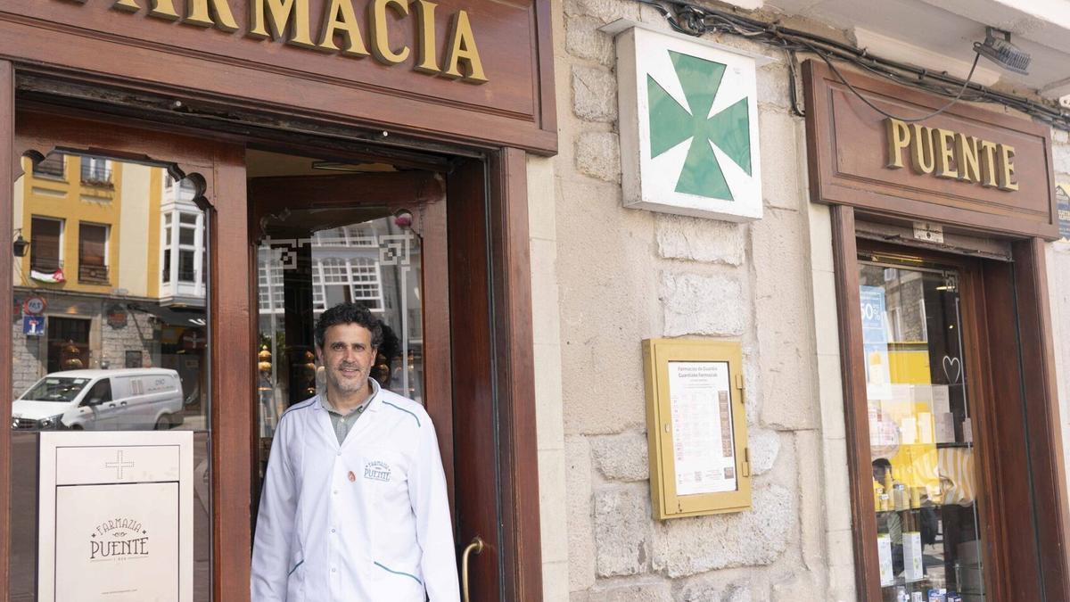 Iñigo Puente lleva al frente de la farmacia desde 2008.