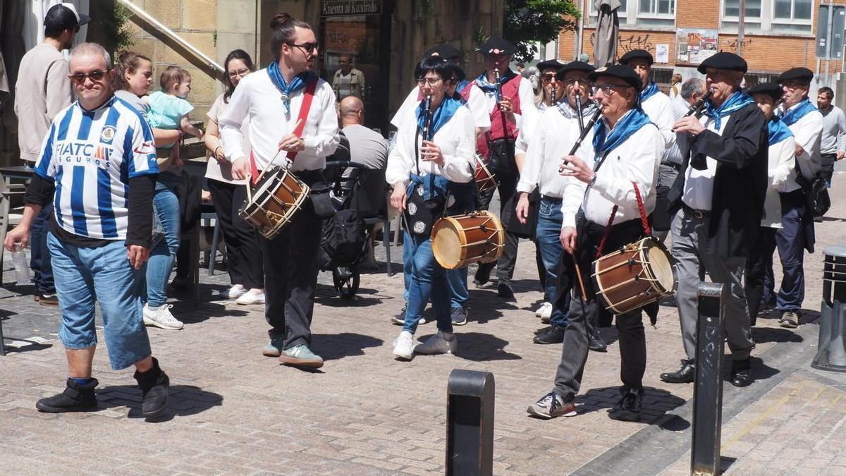 Los txistularis animaron con su música el soleado mediodía del sábado