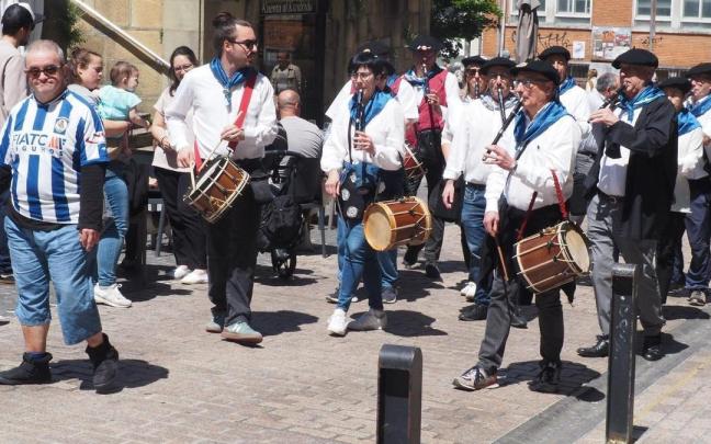 Los txistularis animaron con su música el soleado mediodía del sábado / Aitor Los txistularis animaron con su música el soleado mediodía del sábado