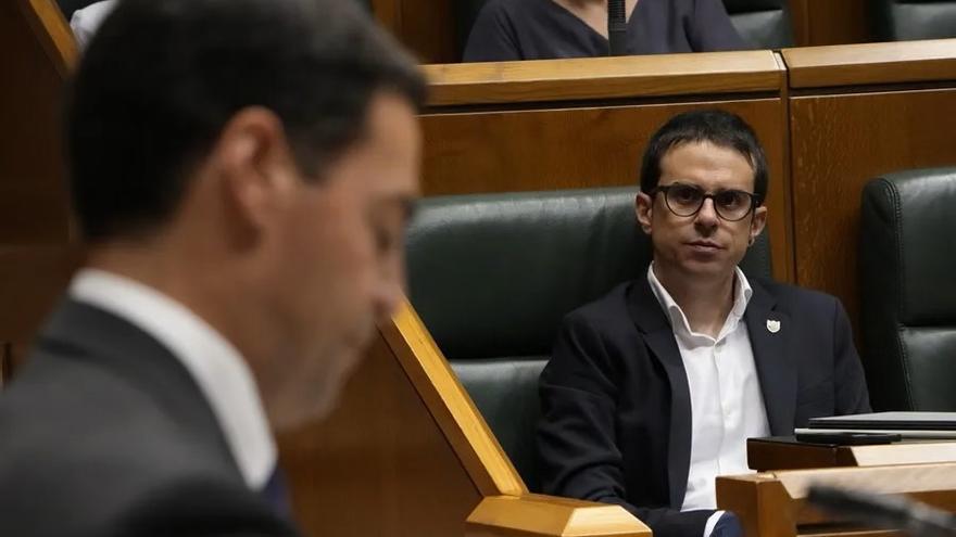 El portavoz de EH Bildu Pello Otxandiano observa al lehendakari Pradales, en el Parlamento Vasco