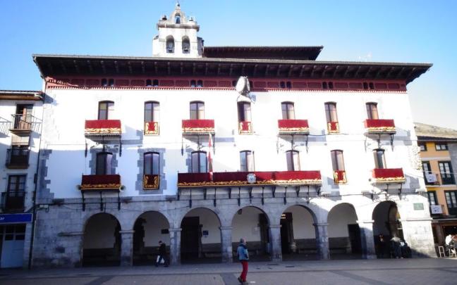 Vista general del Ayuntamiento de Azpeitia, donde se ha producido el mortal accidente laboral. / J.M.Ochoa de Olza