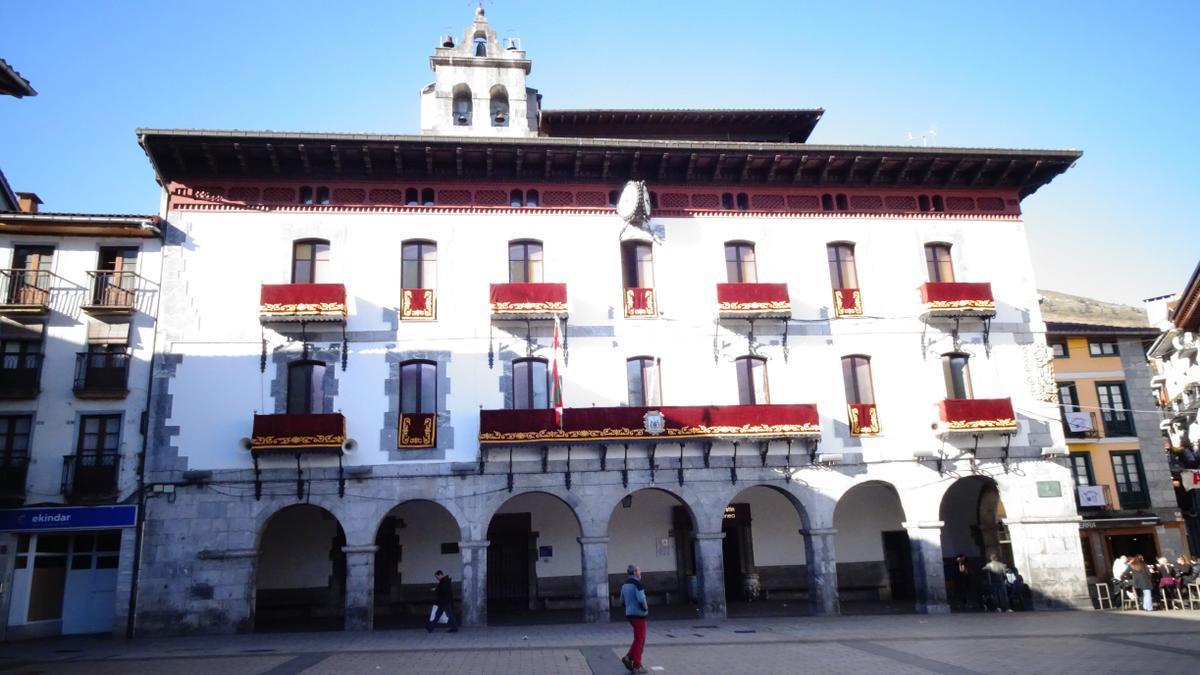Vista general del Ayuntamiento de Azpeitia, donde se ha producido el accidente laboral