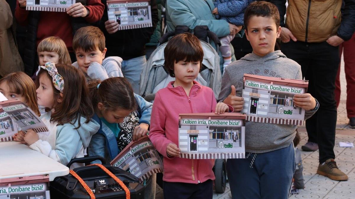 Carteles a favor de la asociación de San Juan Xar Txiki.