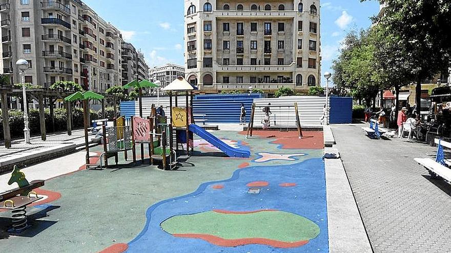 Parque de la plaza de Zuberoa, uno de los que se renovarán. | FOTO: R. PLAZA