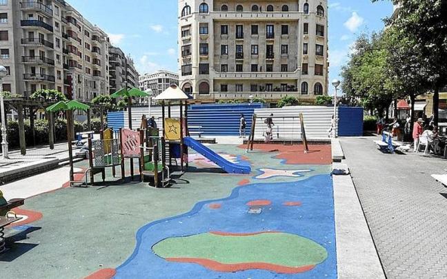 Parque de la plaza de Zuberoa, uno de los que se renovarán. | FOTO: R. PLAZA