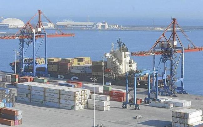 Un barco cargaba mercancías en el Puerto de Bilbao. Un barco cargaba mercancías en el Puerto de Bilbao.