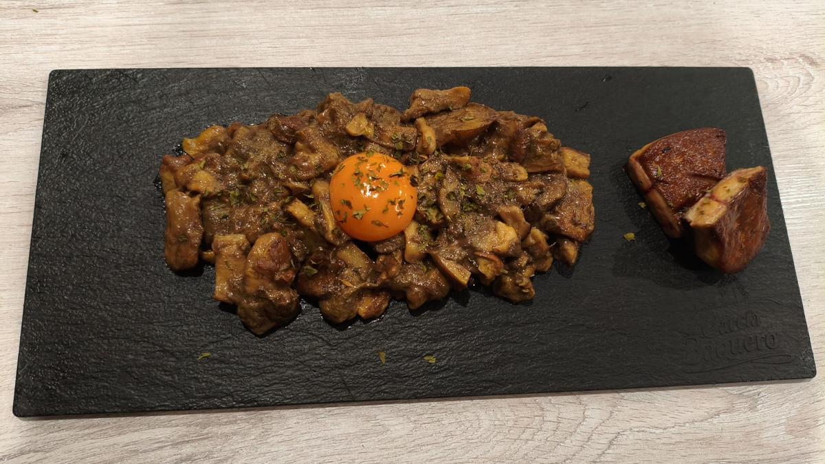 Hongo negro confitado con medallón de foie a la plancha y yema de huevo.