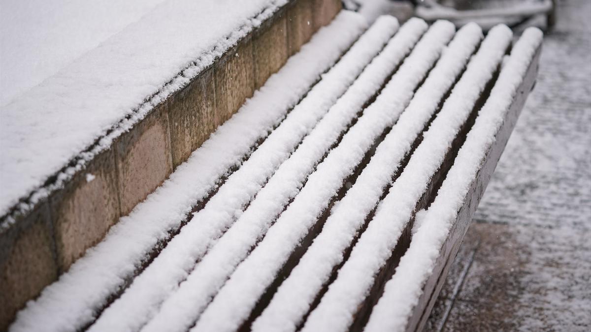 Un banco cubierto de nieve, en una imagen de archivo.
