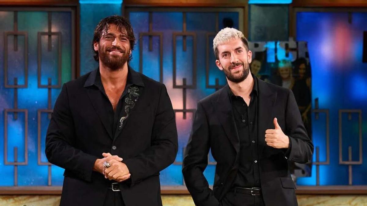 El actor turco Can Yaman y David Broncano, ayer en 'La Revuelta'