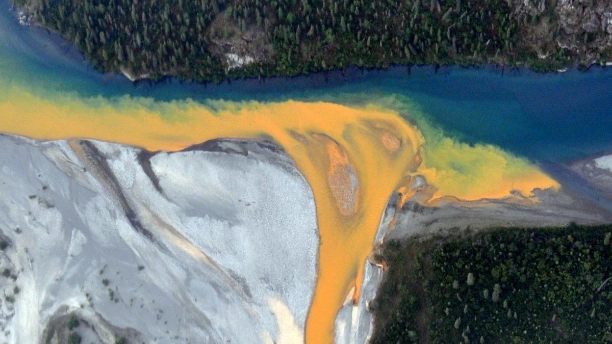 Una vista aérea del río Kutuk en el Parque Nacional Puertas del Ártico de Alaska.