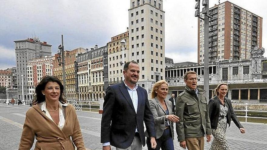 Feijóo en Bilbao con cargos y candidatos del PP. | FOTO: J. M. MARTÍNEZ