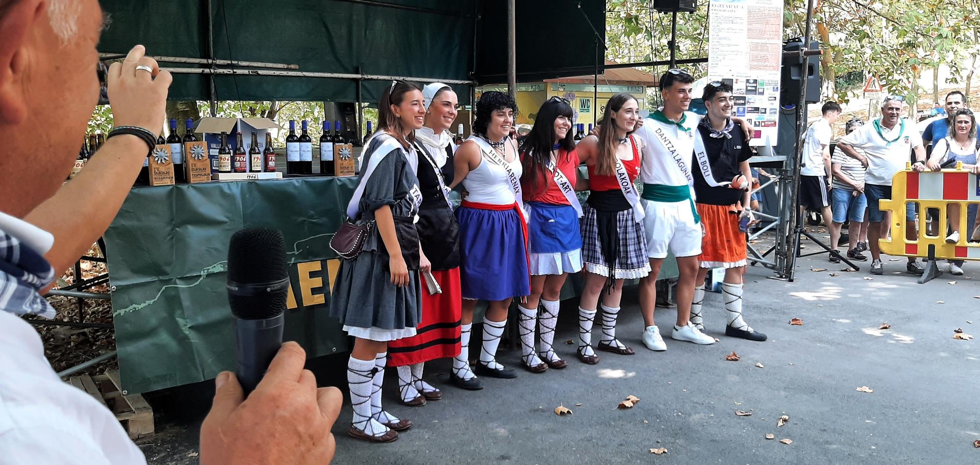Los representantes de las cuadrillas recibieron un aplauso en la entrega de premios de los certámenes gastronómicos en San Roque