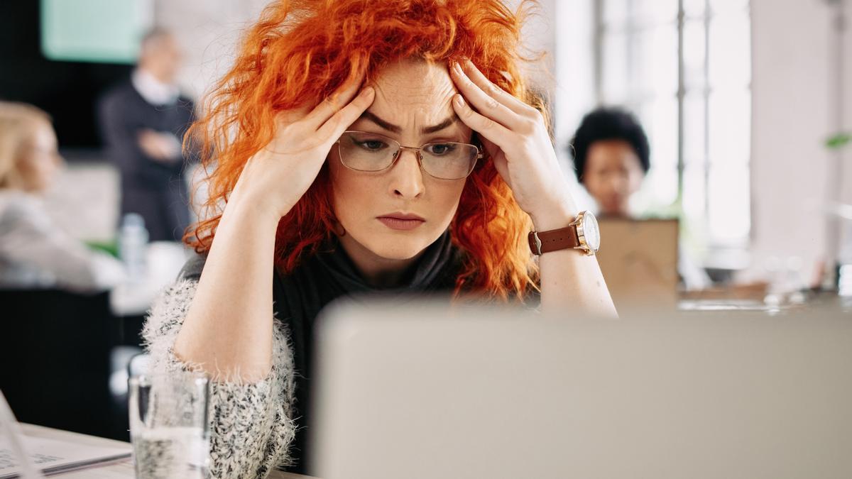 La presión digital y el uso intensivo de IA elevan la carga mental y el riesgo de agotamiento laboral