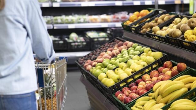 El sector del transporte registra una subida del 3,1%, impactando de lleno en los precios de la cesta de la compra.