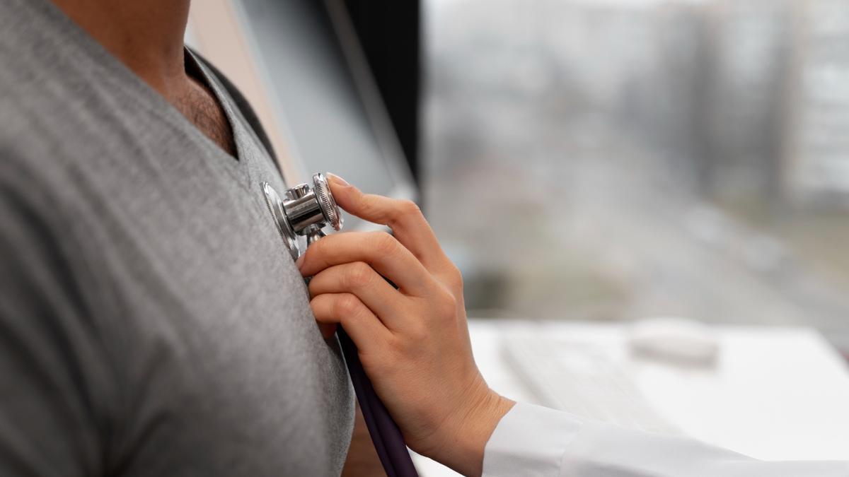 Un médico analiza la salud cardiovascular de un paciente