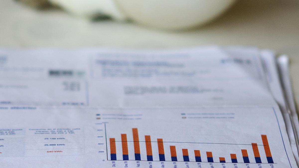 Una factura de la luz y una bombilla