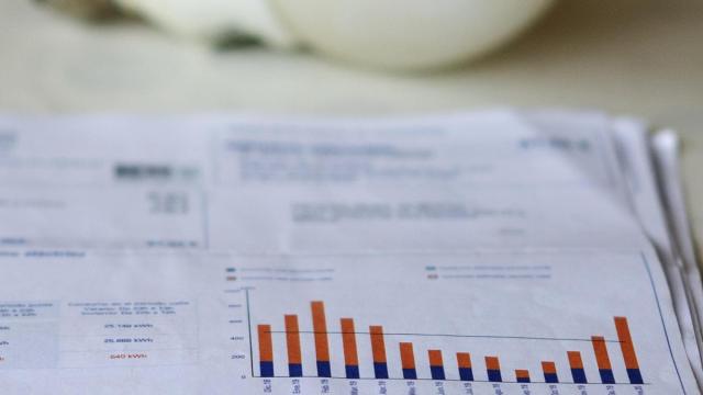 Una factura de la luz y una bombilla