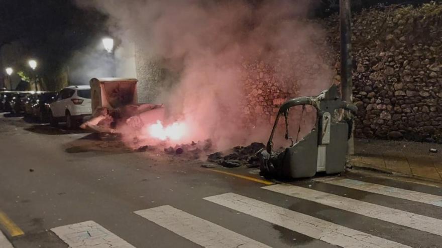El fuego calcinó los contenedores colocados en las inmediaciones de Balda Plaza.