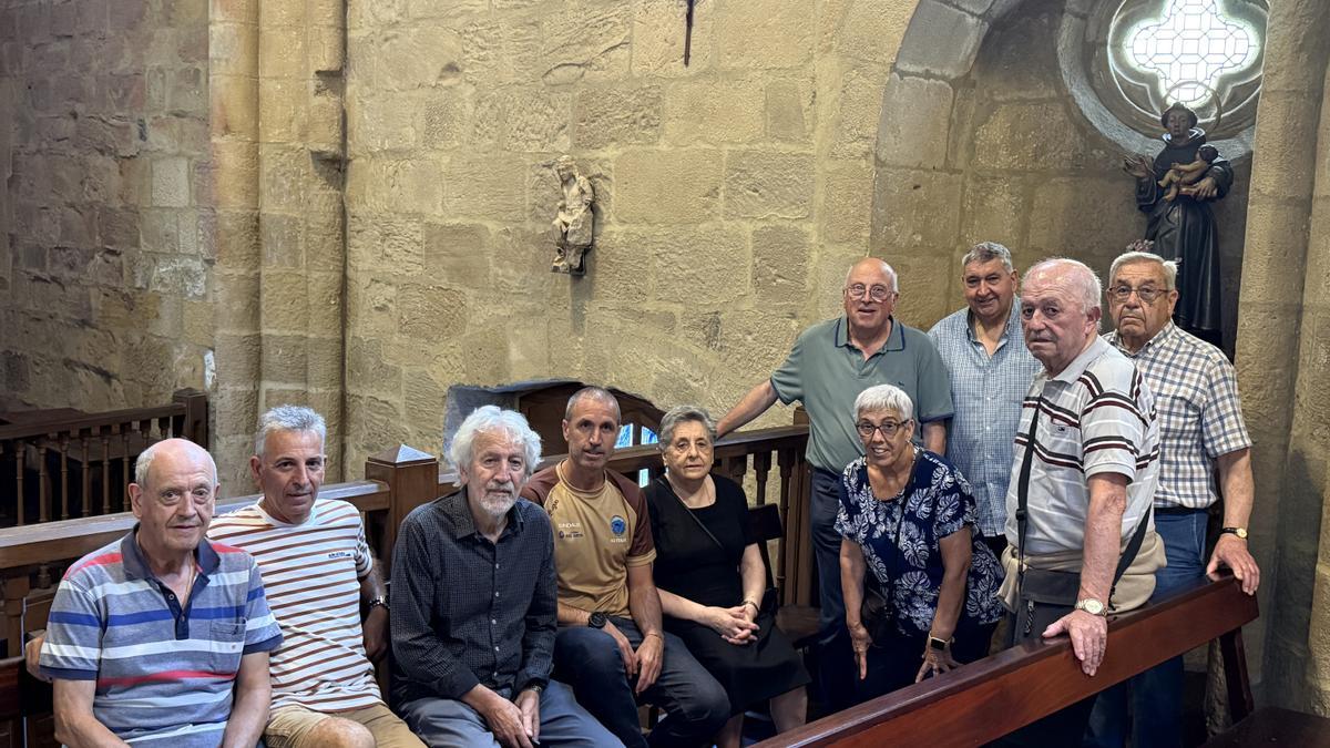 Haritz Alberdi (cuarto por la izquierda), alcalde de Getaria, junto a otros responsables, con la escultura de la Virgen detrás.