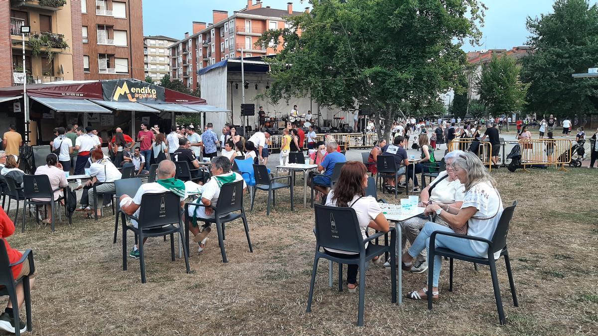Ambiente familiar en el Txosnagune de Amurrio en una pasada edición festiva