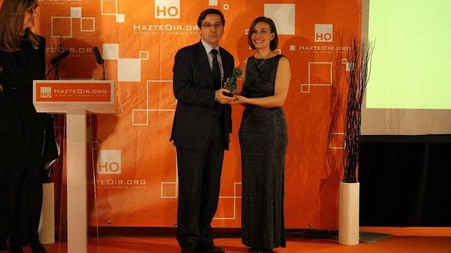 Blanca Escobar, directiva de Hazte Oir, entrega un premio al exdiputado de UPN Carlos Salvador.