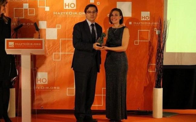 Blanca Escobar, directiva de Hazte Oir, entrega un premio al exdiputado de UPN Carlos Salvador. Blanca Escobar, directiva de Hazte Oir, entrega un premio al exdiputado de UPN Carlos Salvador.