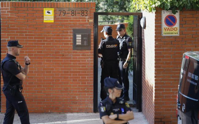 Agentes de la Policía Nacional en la vivienda de Moratalaz en la que fueron hallados los cadáveres.