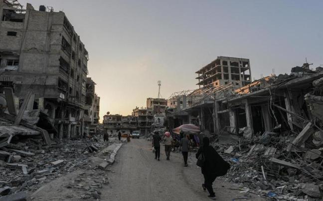 Un grupo de palestinos abandona Jan Yunis tras una orden de evacuación de Israel.