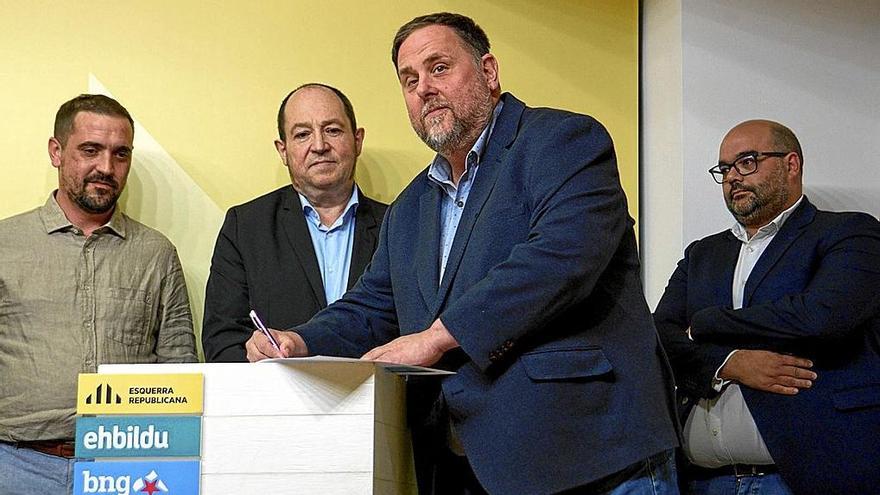 Mateu Mates (Ara Més), Pernando Barrena (EH Bildu), Oriol Junqueras (ERC) y Nestor Rego (BNG), durante la firma de la alianza. | FOTO: EFE