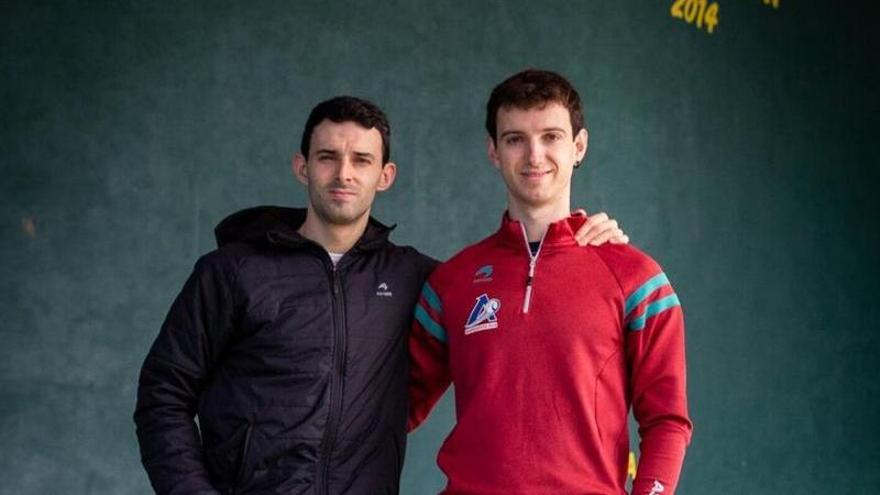 Jokin Altuna y Julen Martija posan en el frontón de Etxeberri antes de la final del Campeonato de Parejas.