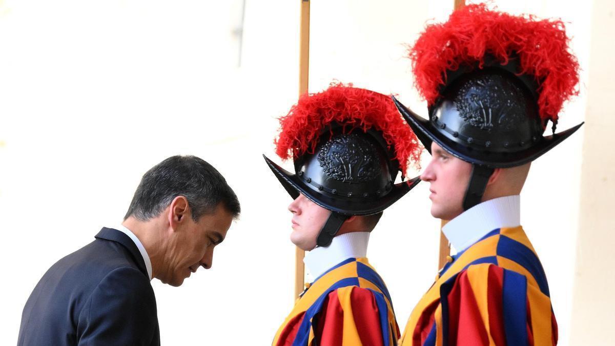 Pedro Sánchez a su llegada a la sede del Vaticano.