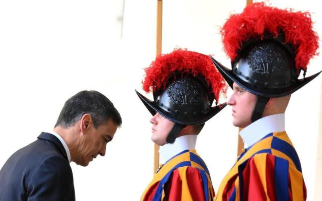 Pedro Sánchez a su llegada a la sede del Vaticano.