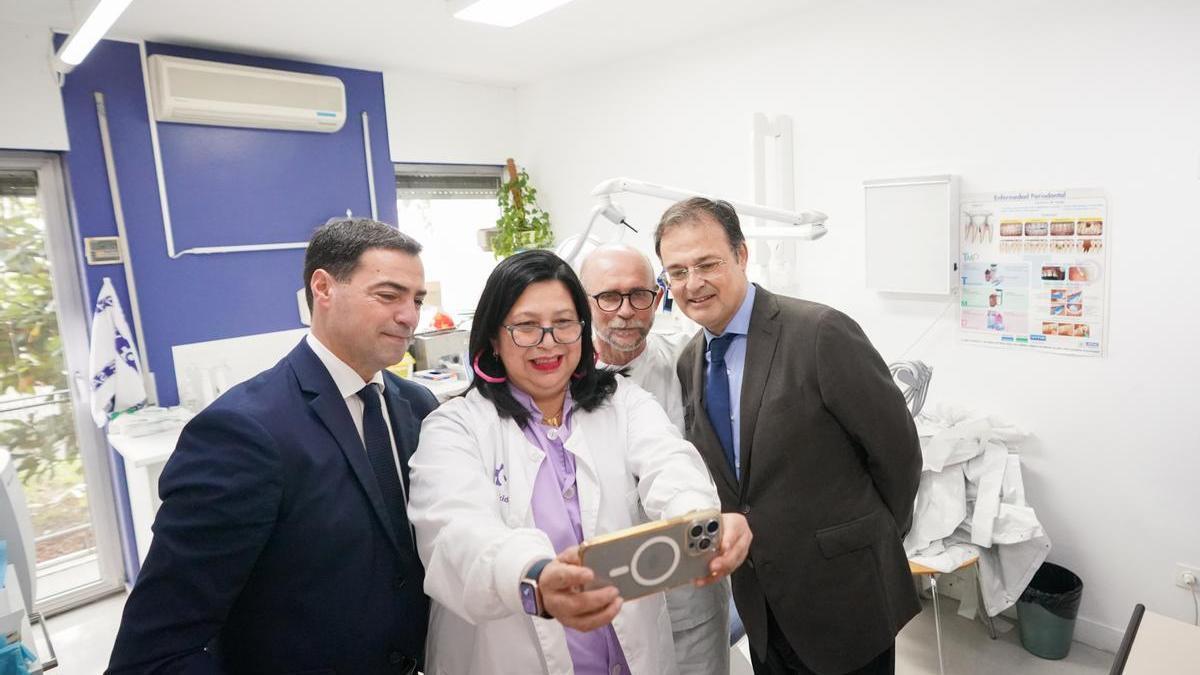 El lehendakari Pradales y el consejero Martínez atienden las explicaciones del personal médico en el acto de reinauguración del ambulatorio de San Martin, en Gasteiz.