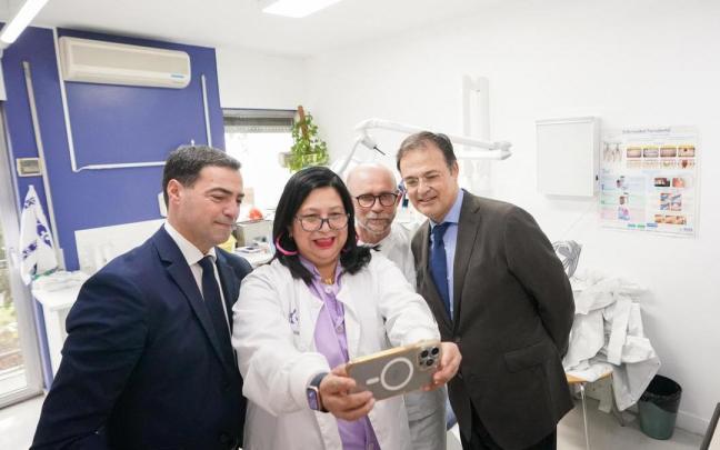 El lehendakari Pradales y el consejero Martínez atienden las explicaciones del personal médico en el acto de reinauguración del ambulatorio de San Martin, en Gasteiz.