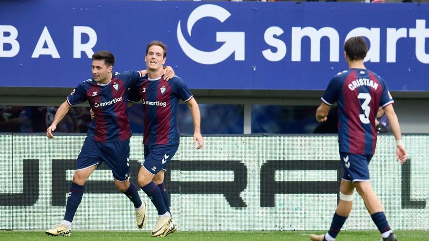 Jon Bautista celebrando su gol ante el Sporting