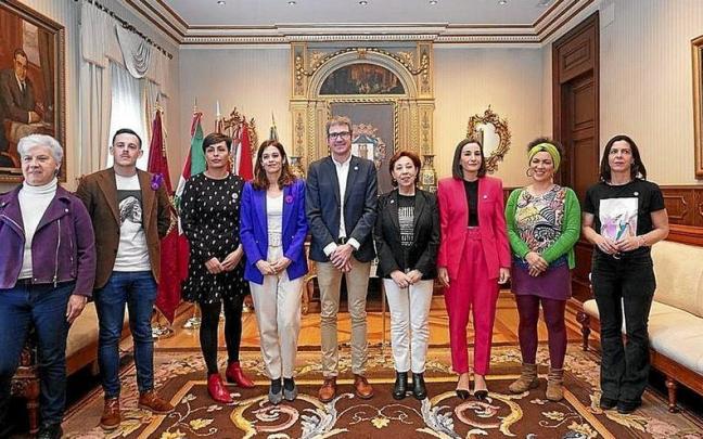 PNV, PSE, EH Bildu y Elkarrekin Vitoria leyeron una declaración con motivo del 8-M. PNV, PSE, EH Bildu y Elkarrekin Vitoria leyeron una declaración con motivo del 8-M.