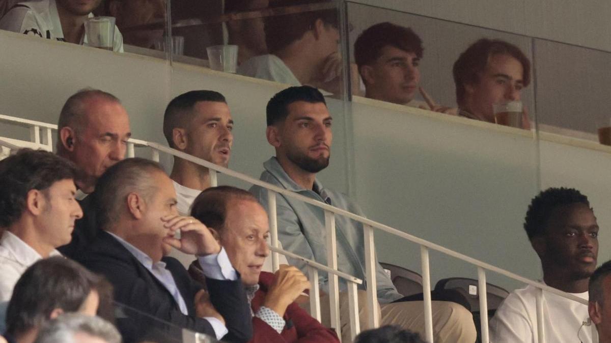 Rafa Mir sigue desde el palco el encuentro entre el Valencia y el Osasuna en la séptima jornada de LaLiga EA Sports.