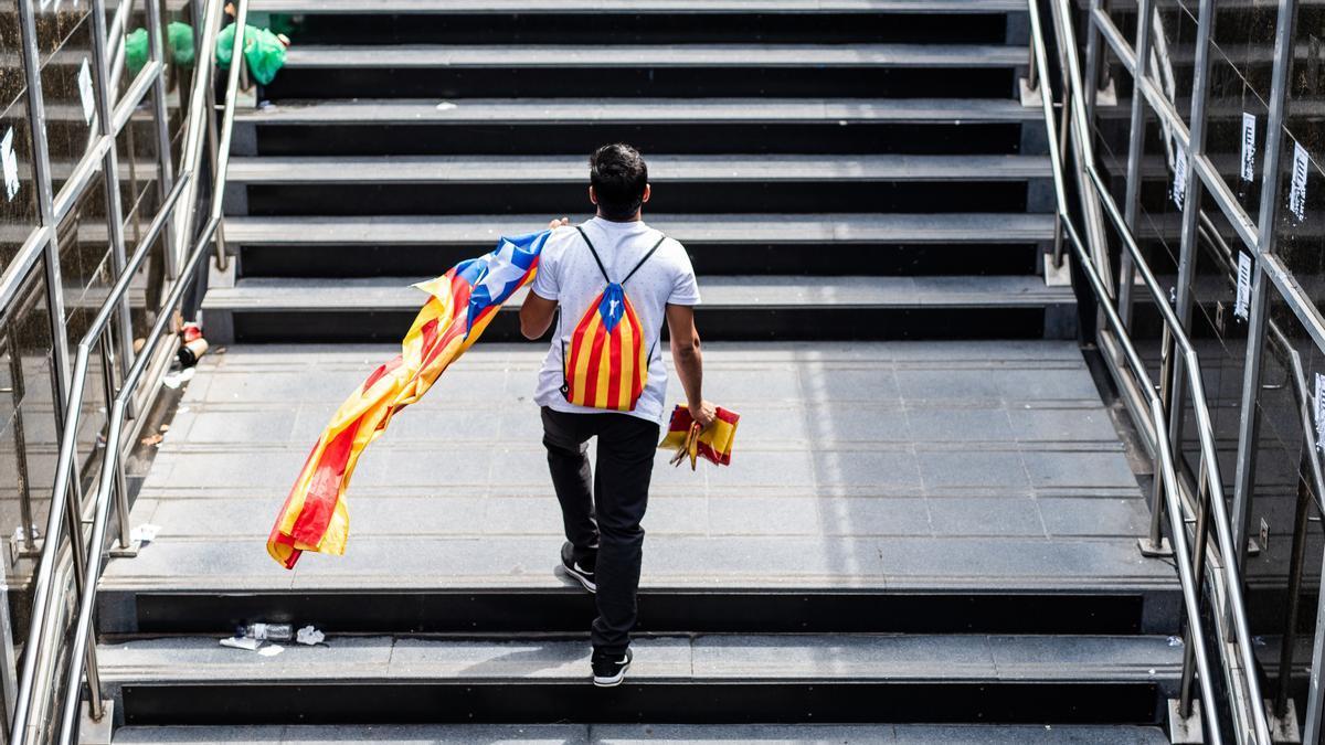 Imagen de archivo de un joven con una estelada.