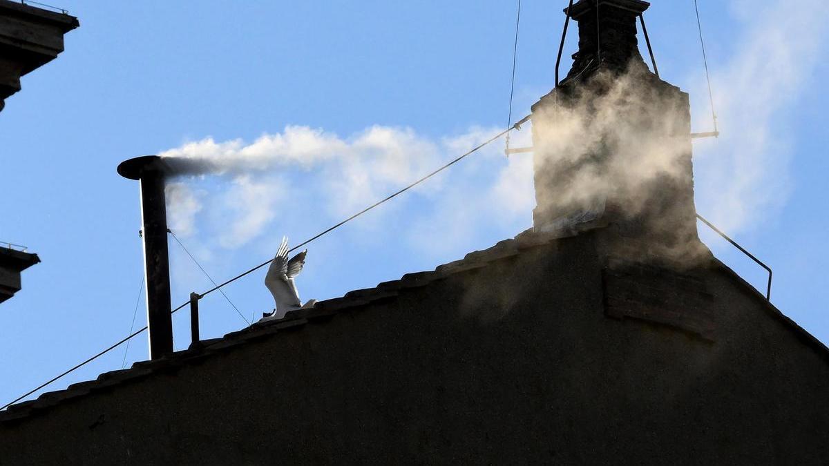 Así ha sido el momento en el que la fumata blanca anunciaba al mundo la elección del nuevo Papa. NTM / EP
