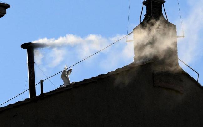 Así ha sido el momento en el que la fumata blanca anunciaba al mundo la elección del nuevo Papa. NTM / EP