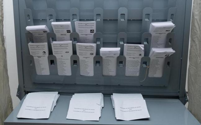 De acuerdo con el relato de Sumar, una apoderada del PP se encontraba en el interior de una de las cabinas "manipulando las papeletas y ocultando las de los demás partidos".