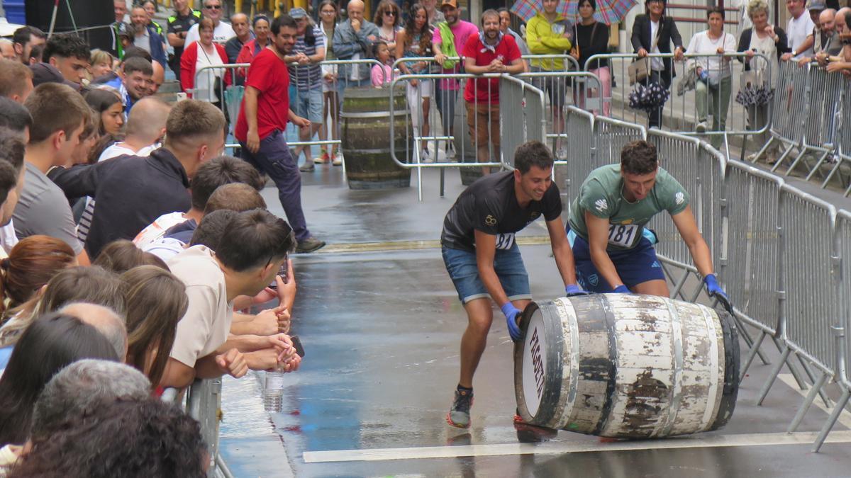 Los ganadores de la carrera de barricas.