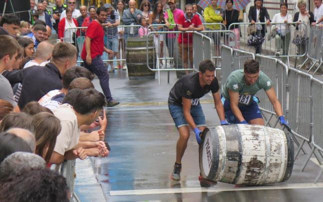 Los ganadores de la carrera de barricas.