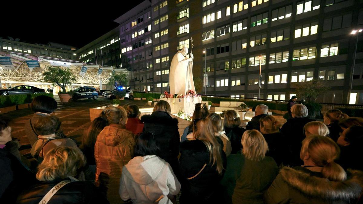 Los fieles se congregan a las puertas del Hospital Gemelli para rezar por la salud del Papa.