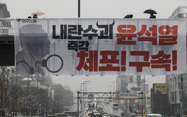 Un cartel en Seúl, Corea del Sur, que pide el arresto del "líder de la rebelión", el presidente Yoon Suk Yeol, "inmediatamente". / EFE Un cartel en Seúl, Corea del Sur, que pide el arresto del "líder de la rebelión", el presidente Yoon Suk Yeol, "inmediatamente".