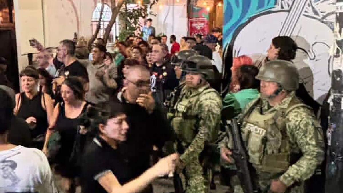 Militares custodian la sala donde ha actuado Fermin Muguruza.