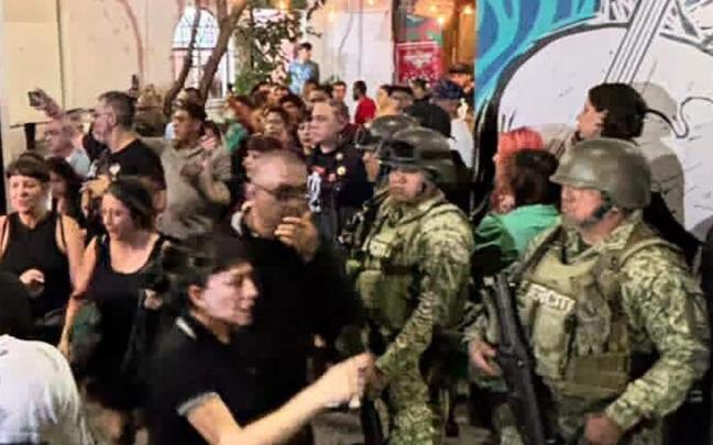 Militares custodian la sala donde ha actuado Fermin Muguruza. / @muguruzafm Militares custodian la sala donde ha actuado Fermin Muguruza.