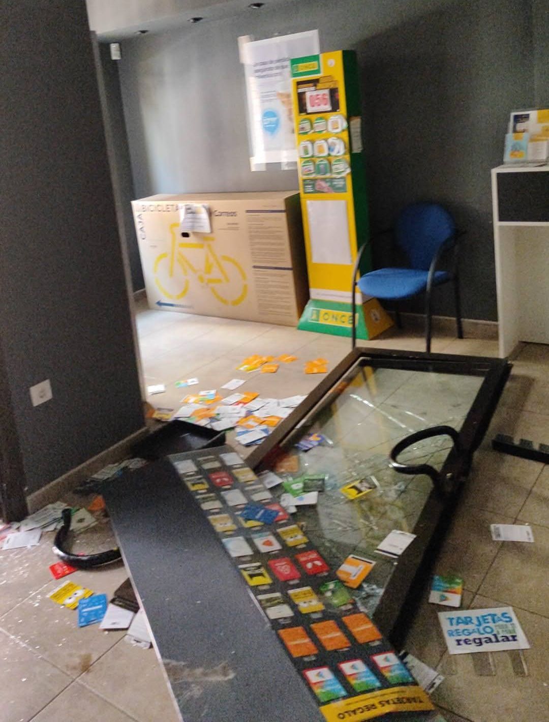 Puerta rota y daños en el interior de la oficina de Correos.